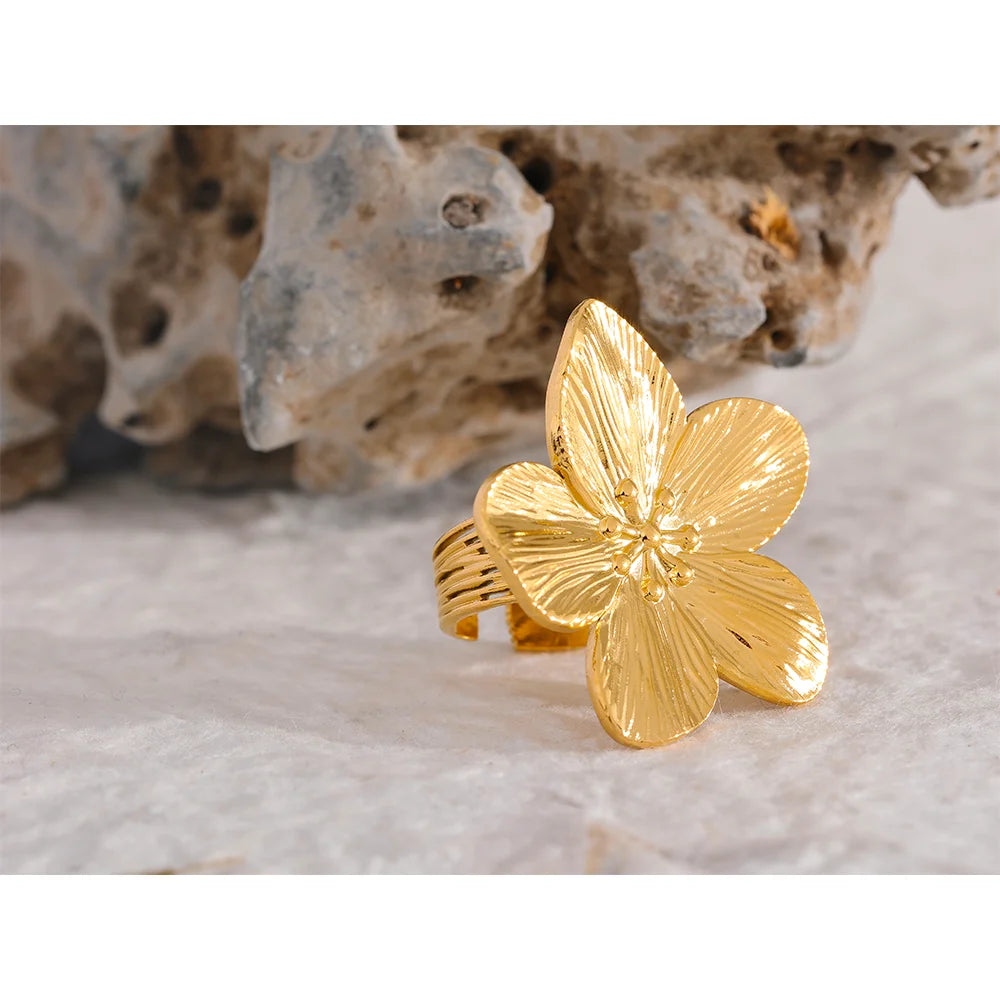 Flower geometric ring in 18K gold-plated stainless steel.