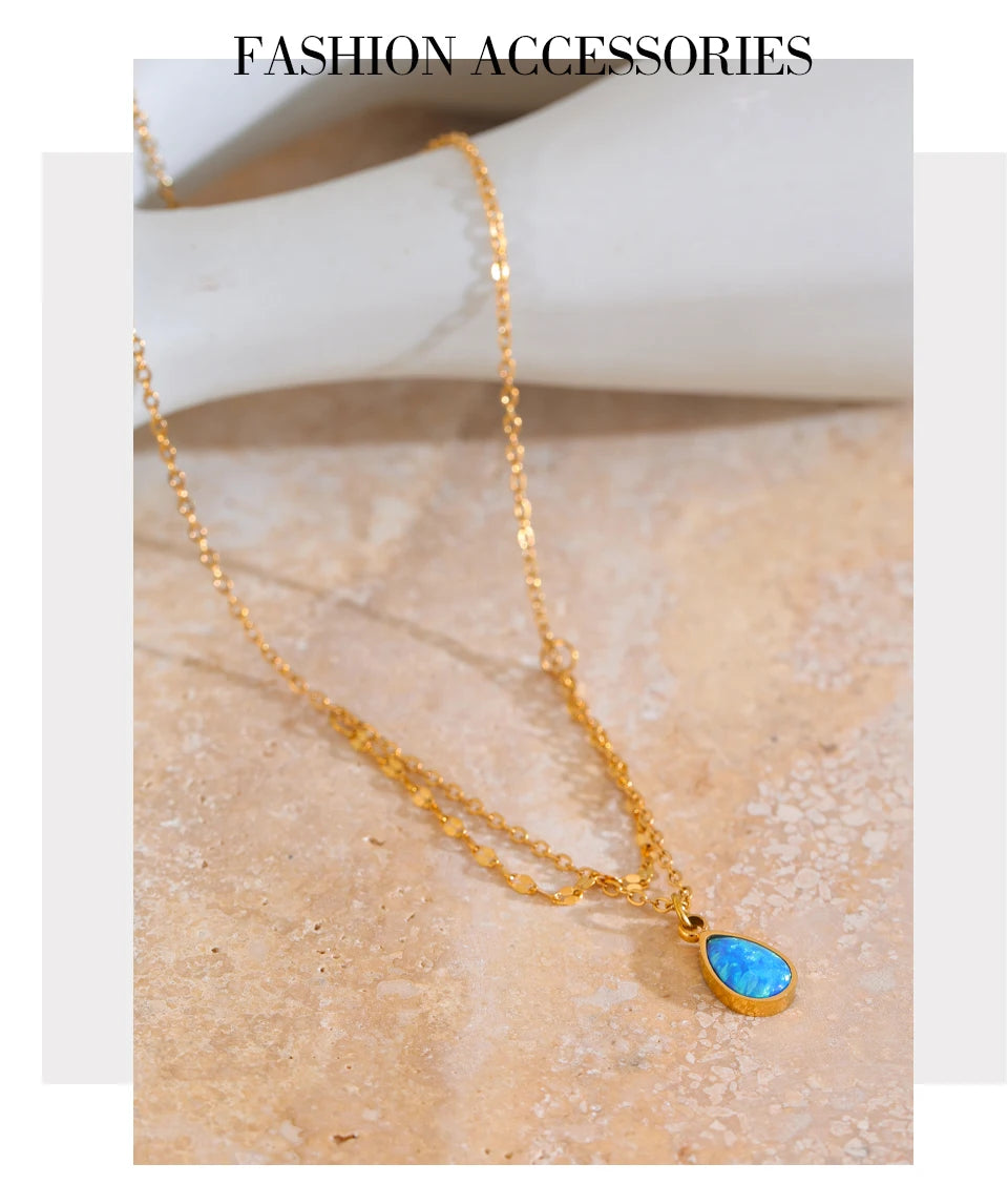 Blue natural stone geometric necklace in gold-plated stainless steel with natural stone.