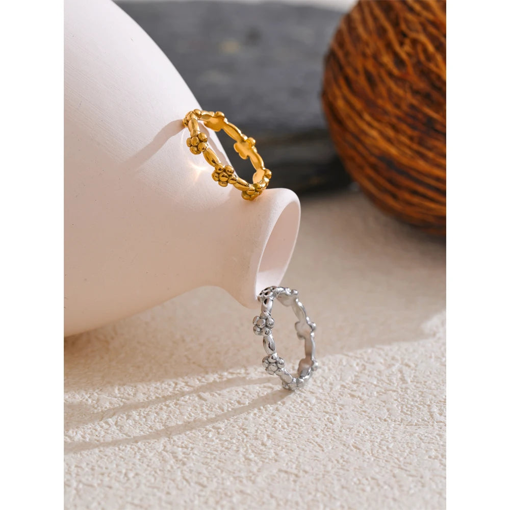 Flower ring in 18K gold-plated stainless steel.