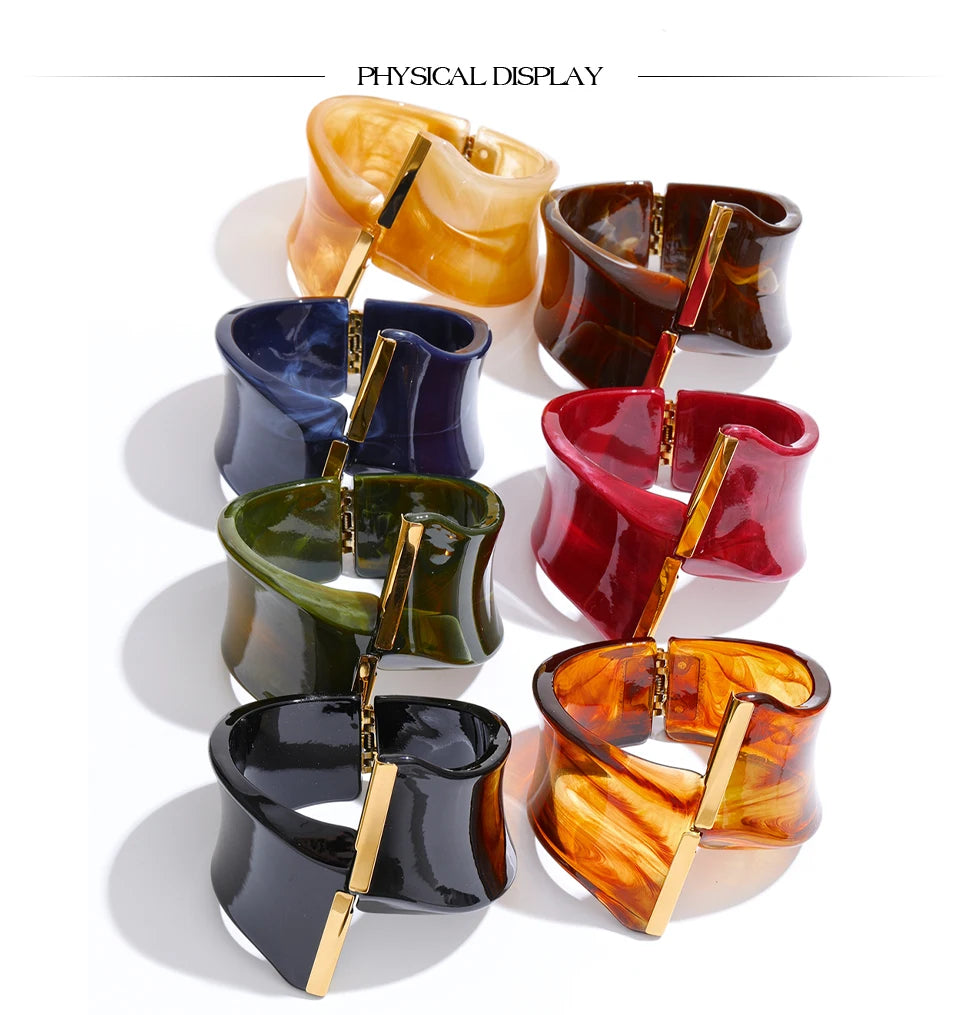 Resin acrylic multi-color bracelet in gold-plated stainless steel with resin and acrylic.