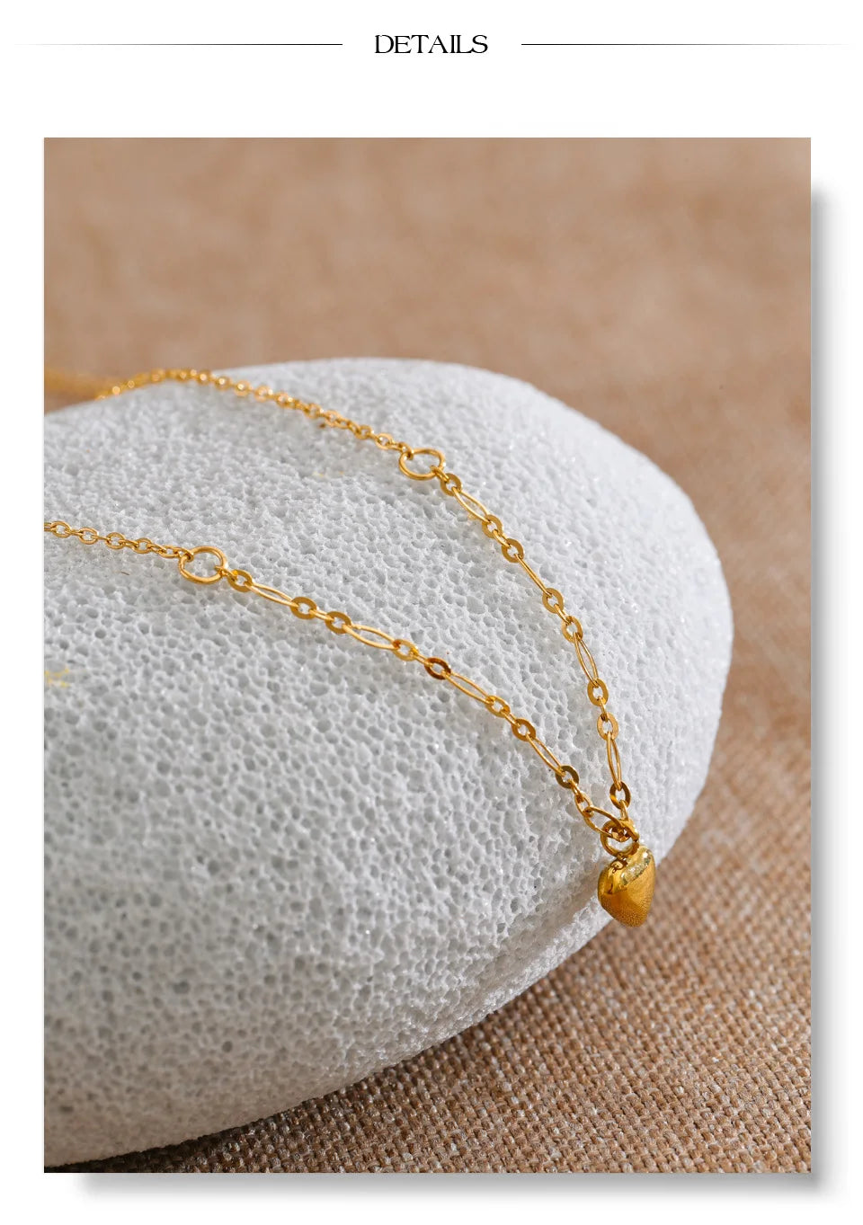 Heart geometric necklace in gold-plated stainless steel.