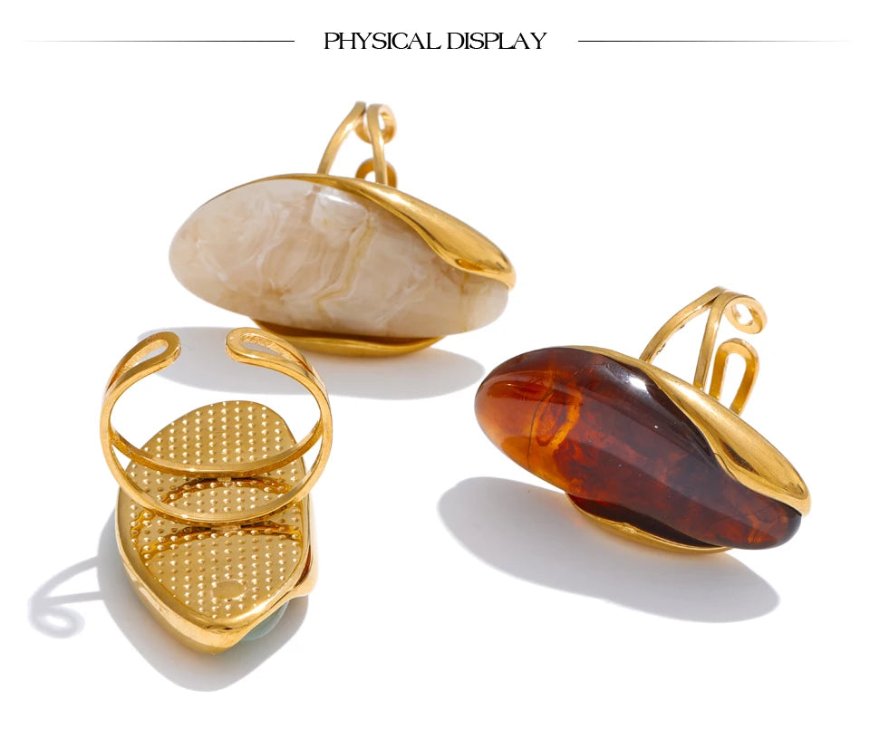 Green resin geometric ring in 18K gold-plated stainless steel with resin.