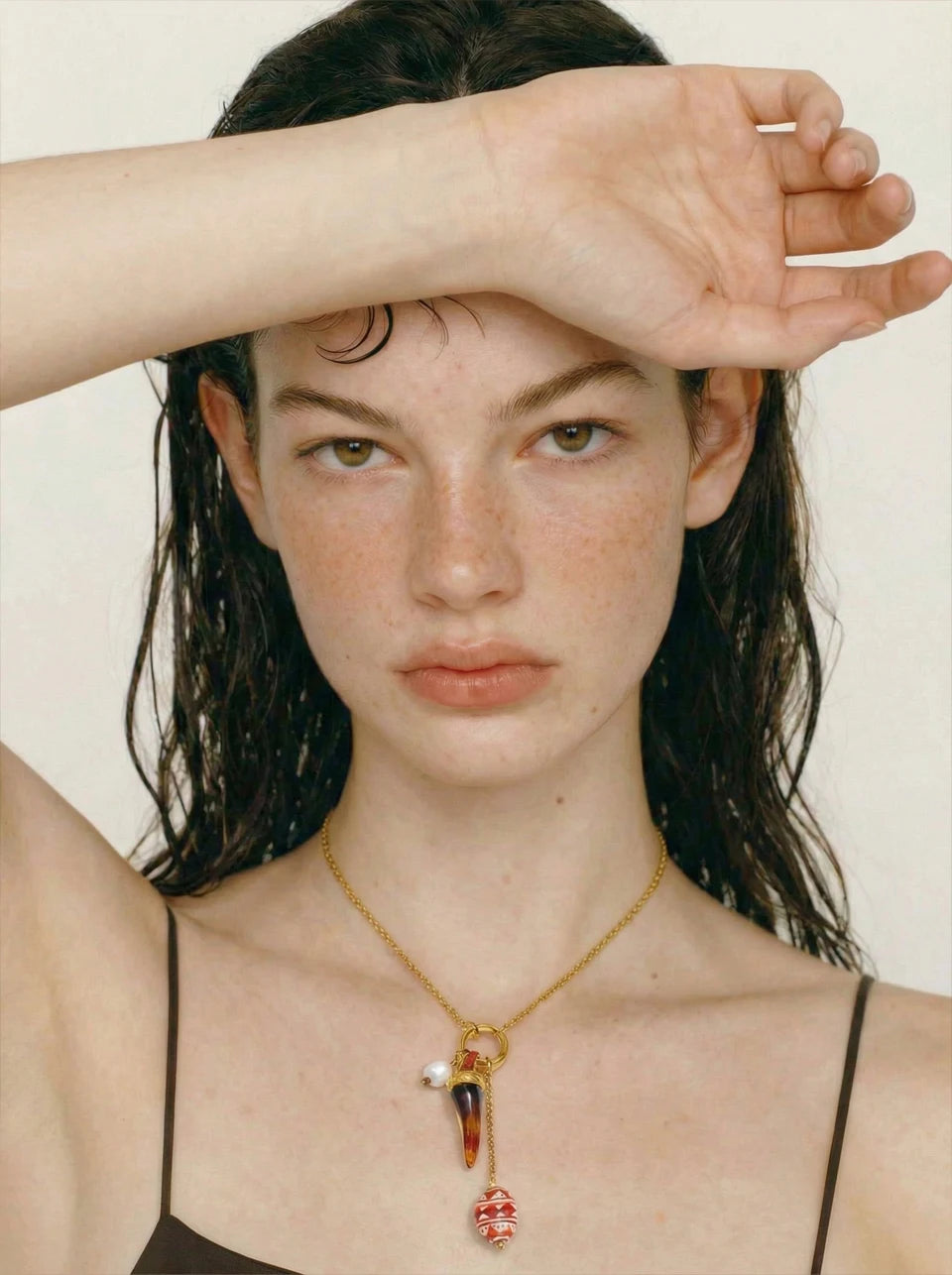 Resin geometric necklace in gold-plated stainless steel with resin.