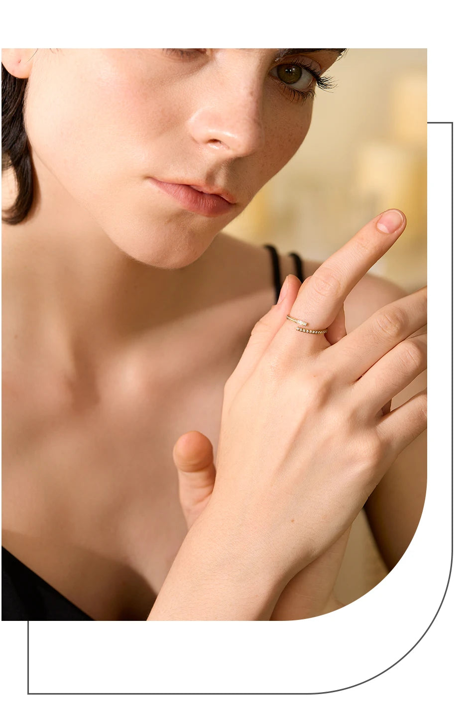 Cubic zirconia minimalist geometric ring in gold-plated stainless steel with cubic zirconia.