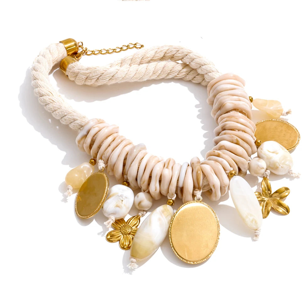 Resin flower geometric necklace in gold-plated stainless steel with resin.