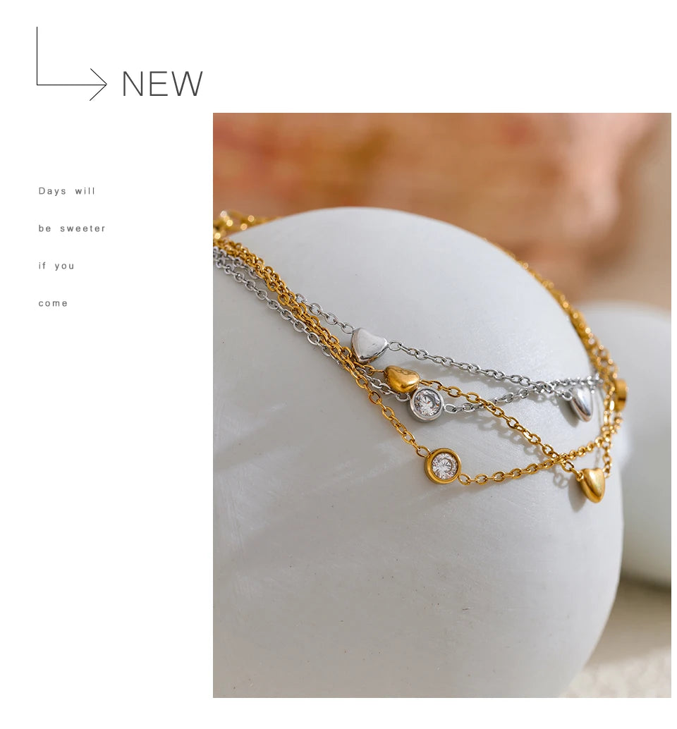 Cubic zirconia heart chain necklace in gold-plated stainless steel with cubic zirconia.