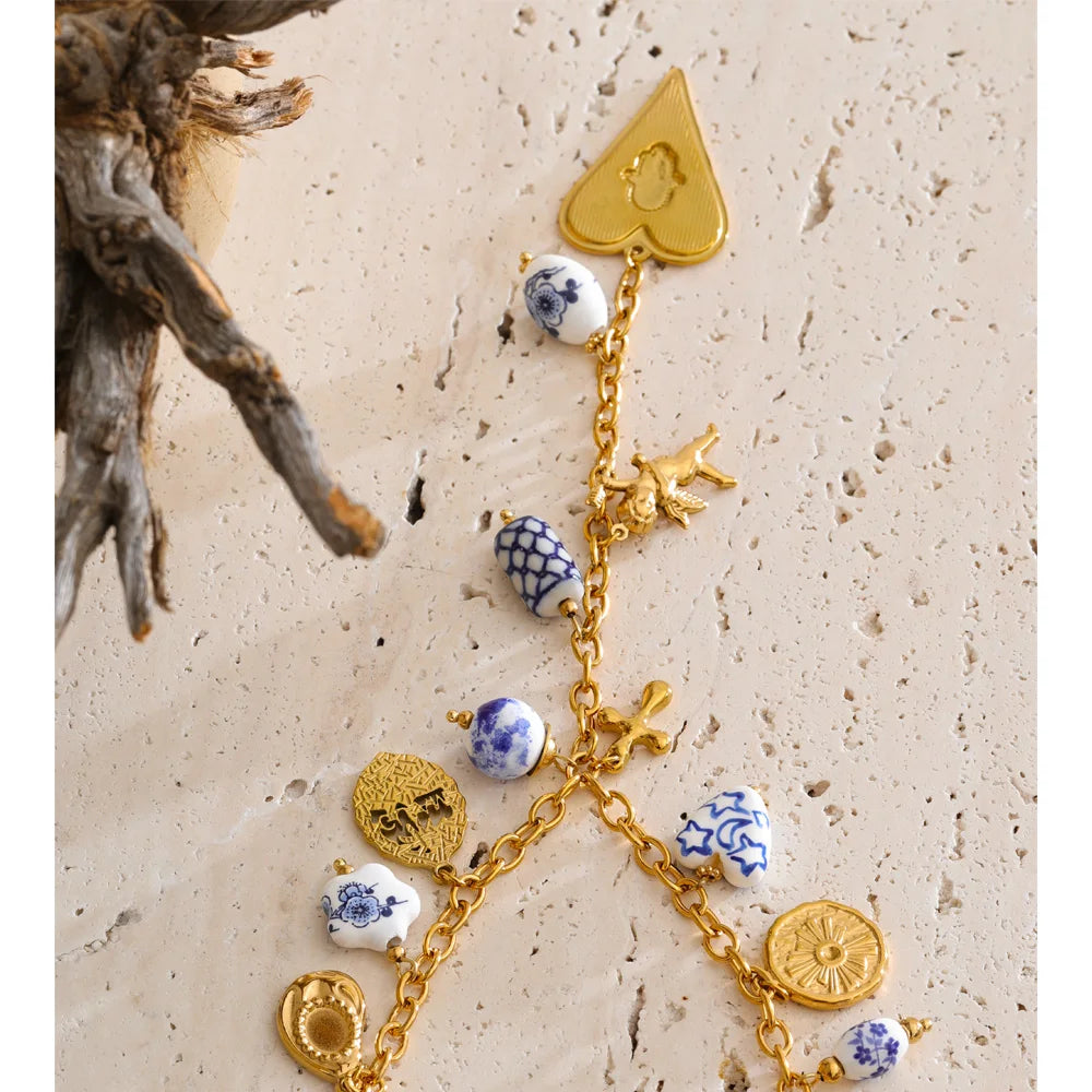 Heart flower necklace in gold-plated stainless steel.