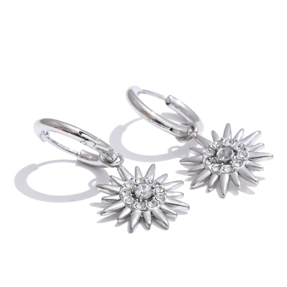 Cubic zirconia sun geometric earrings in gold-plated stainless steel with cubic zirconia.