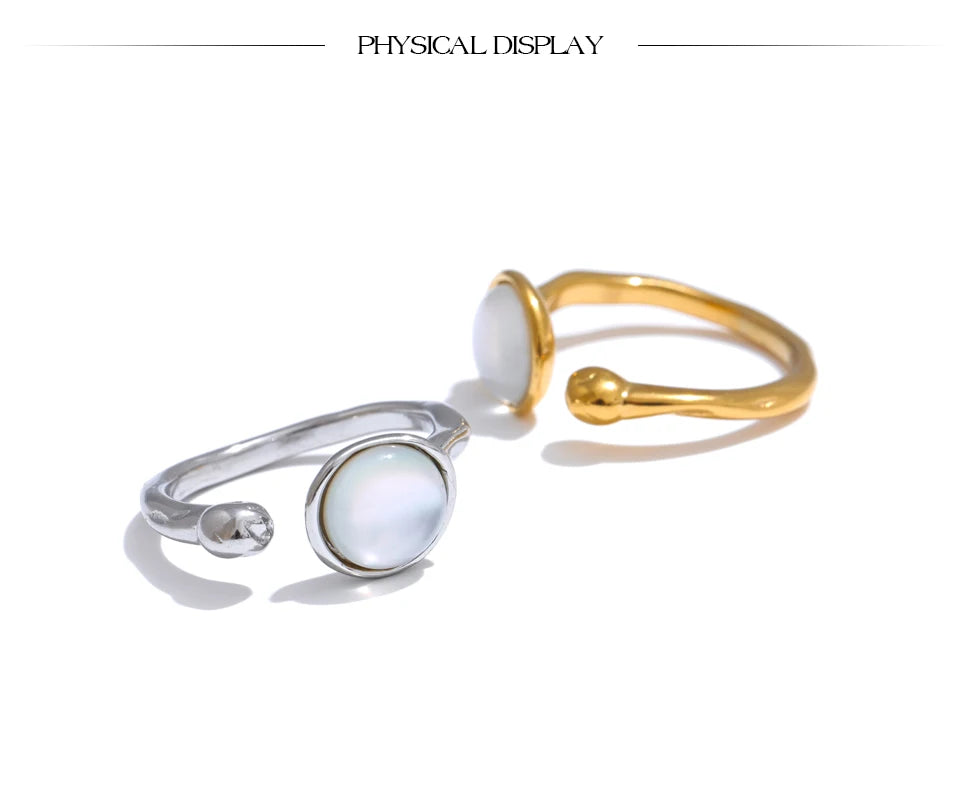 Shell geometric ring in 18K gold-plated stainless steel with shell.
