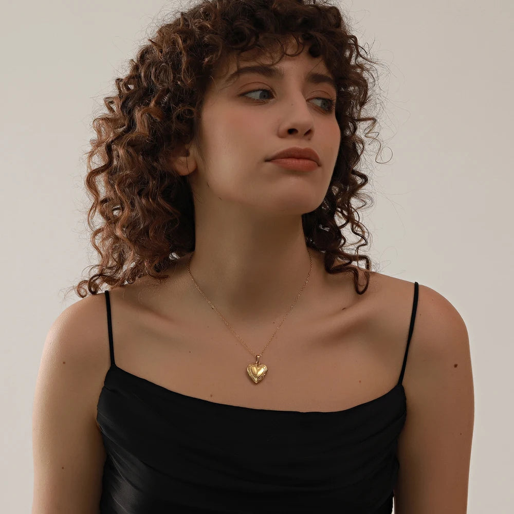 Heart necklace in gold-plated stainless steel.