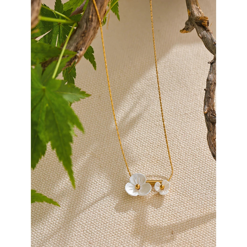 Shell resin flower necklace in gold-plated stainless steel with shell and resin.