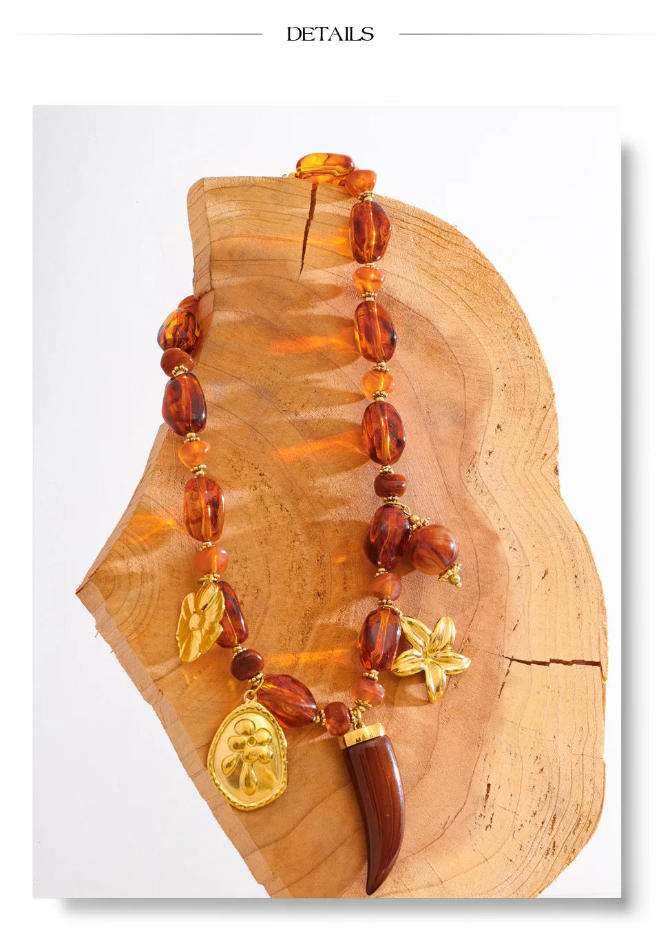 Amber resin flower necklace in gold-plated stainless steel with resin.
