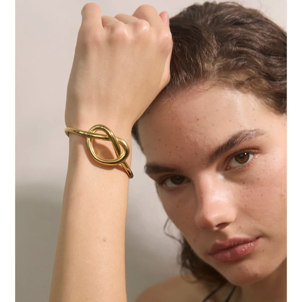 Heart bracelet in gold-plated stainless steel.