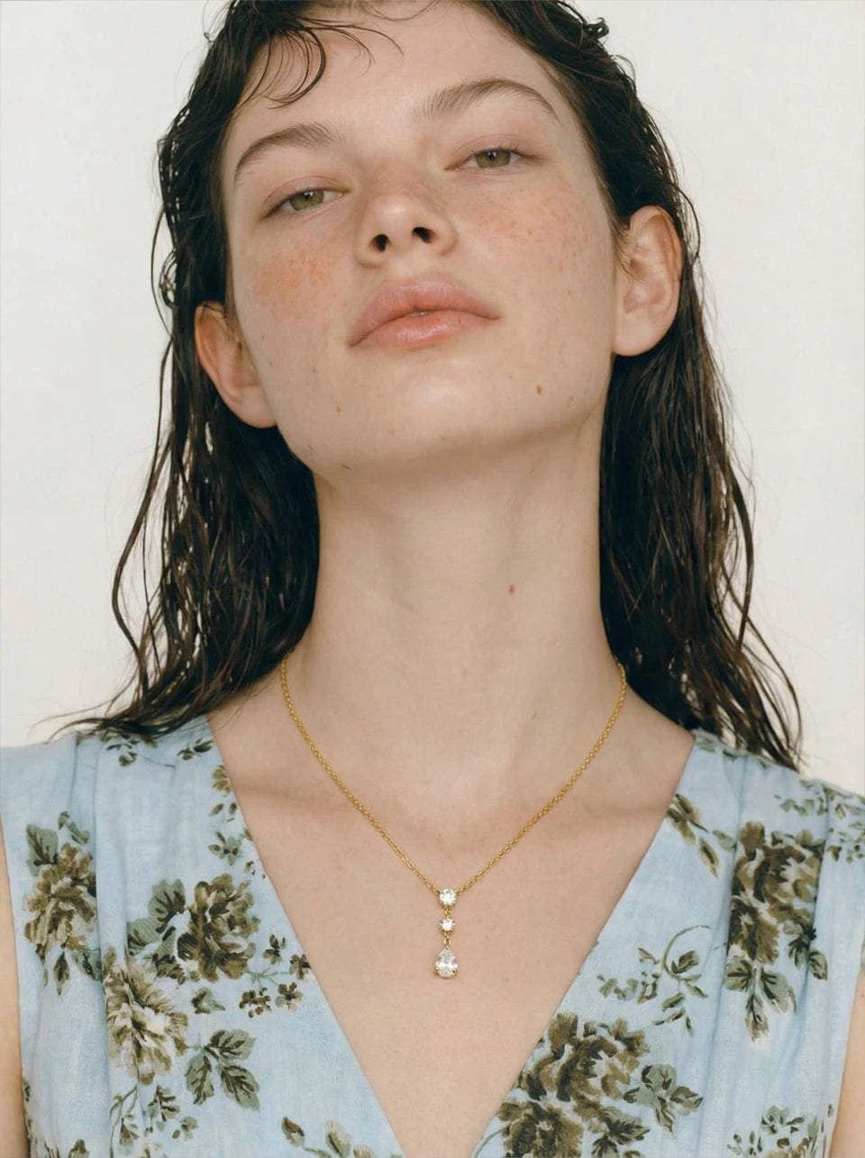 Cubic zirconia geometric necklace in gold-plated stainless steel with cubic zirconia.