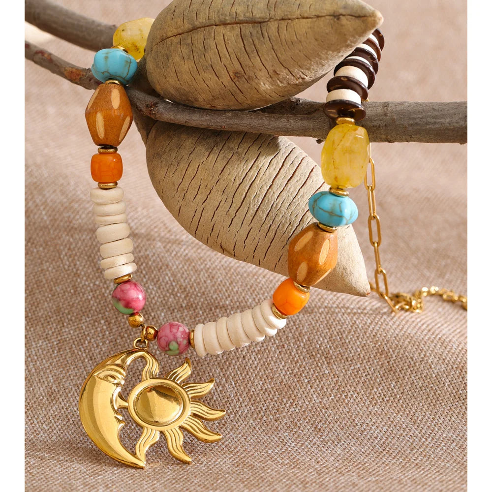 Resin natural stone moon necklace in gold-plated stainless steel with natural stone and resin.