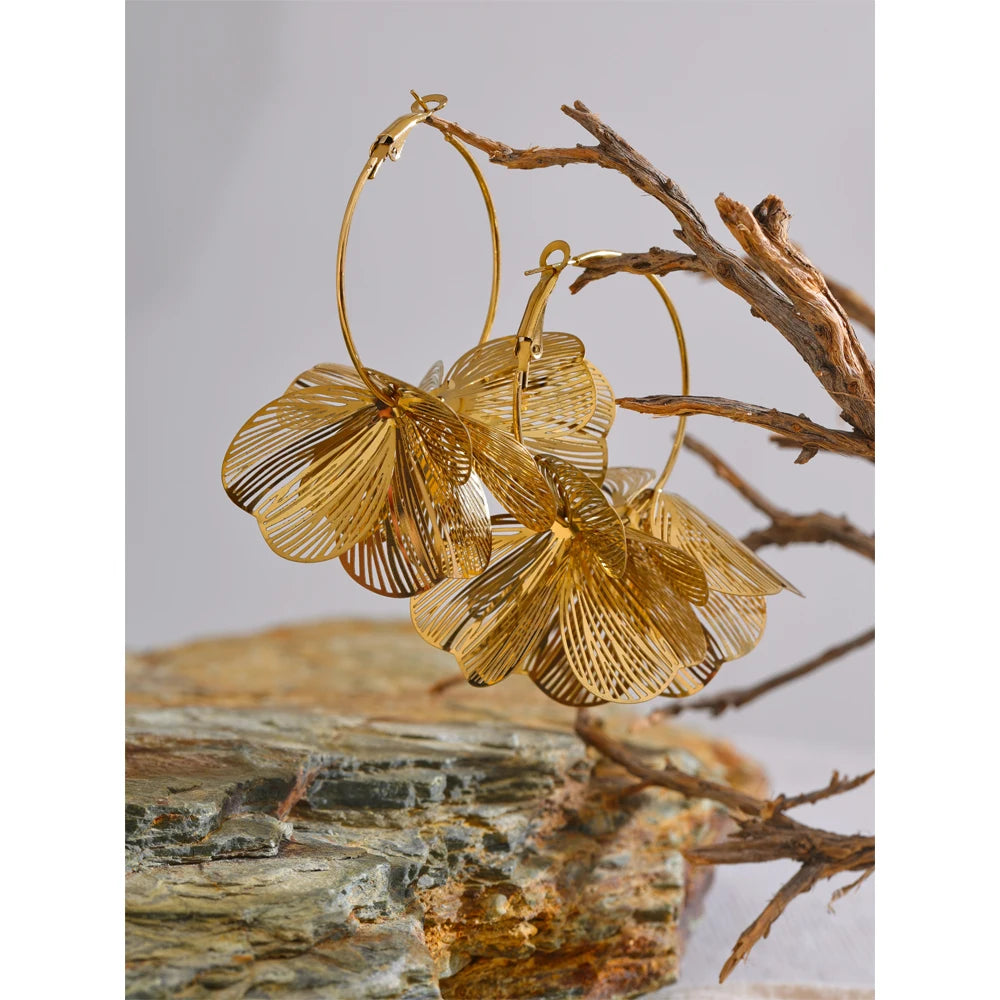 Flower geometric earrings in gold-plated stainless steel.