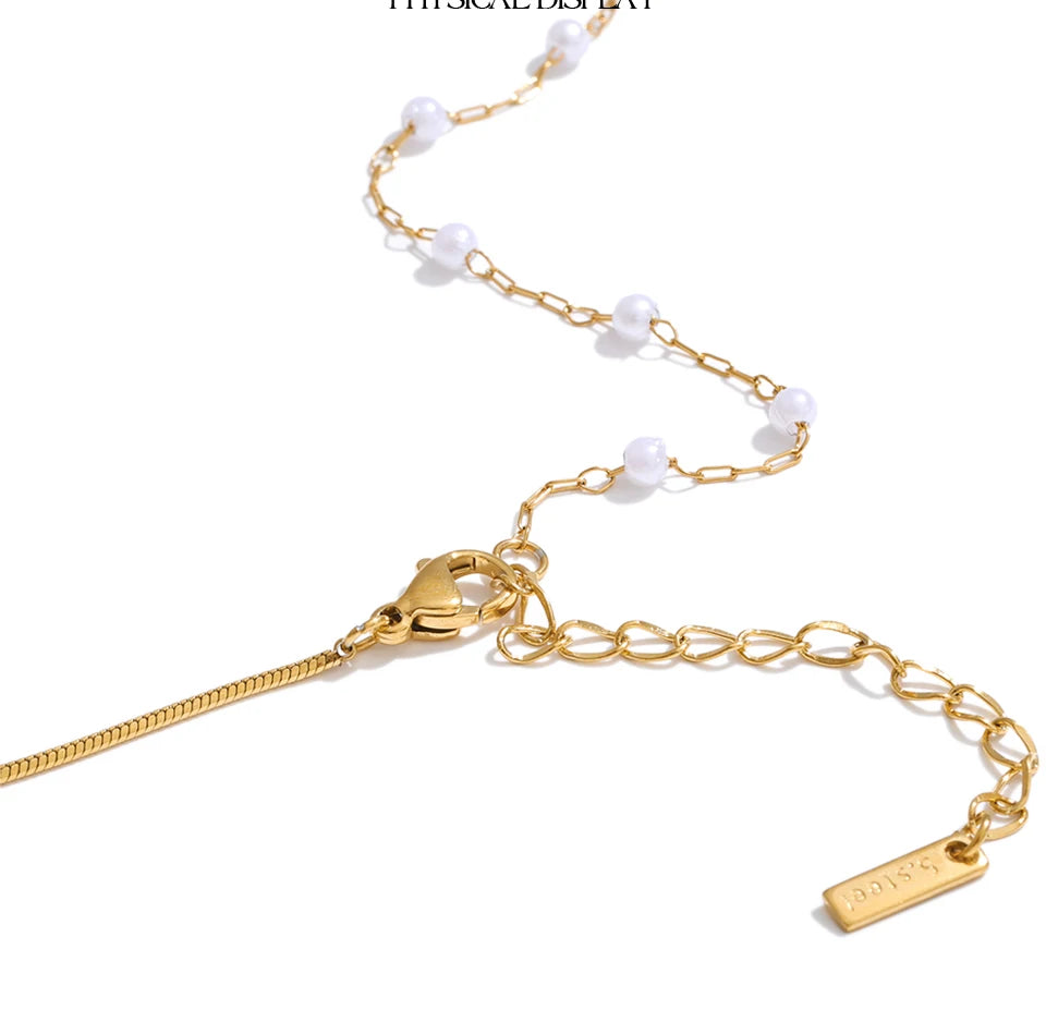 Pearl geometric chain necklace in gold-plated stainless steel with pearl.