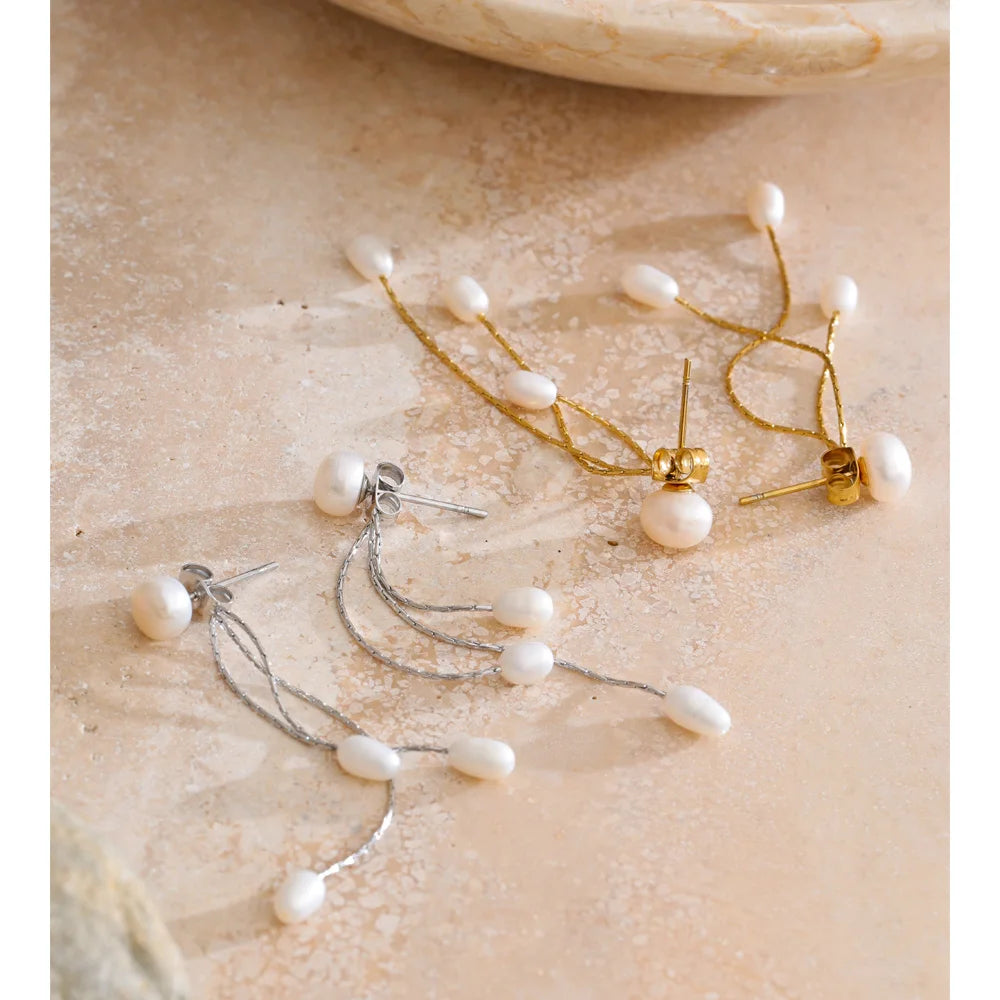 Freshwater pearl geometric chain earrings in gold-plated stainless steel with freshwater pearl.