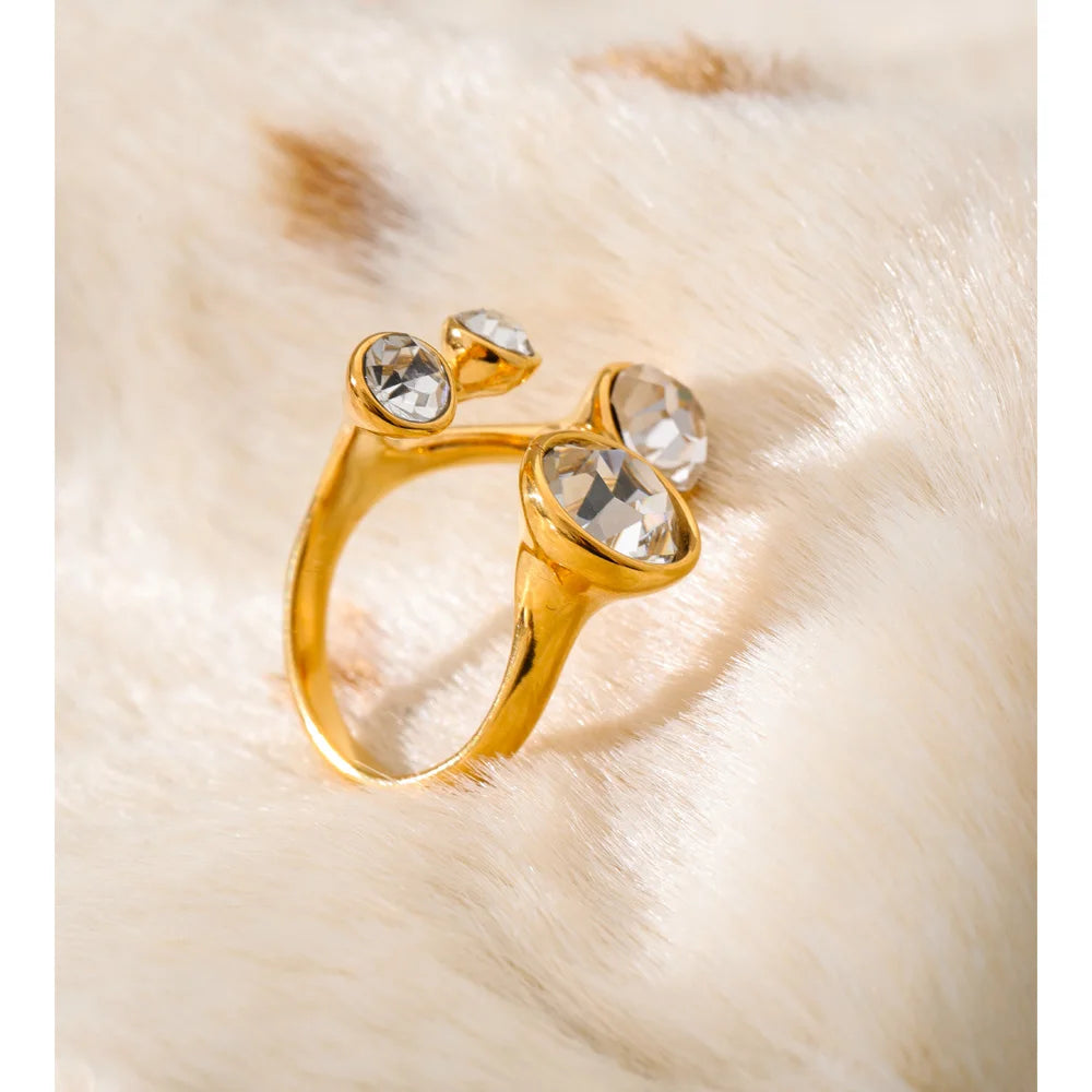 Crystal geometric ring in 18K gold-plated stainless steel with crystal.