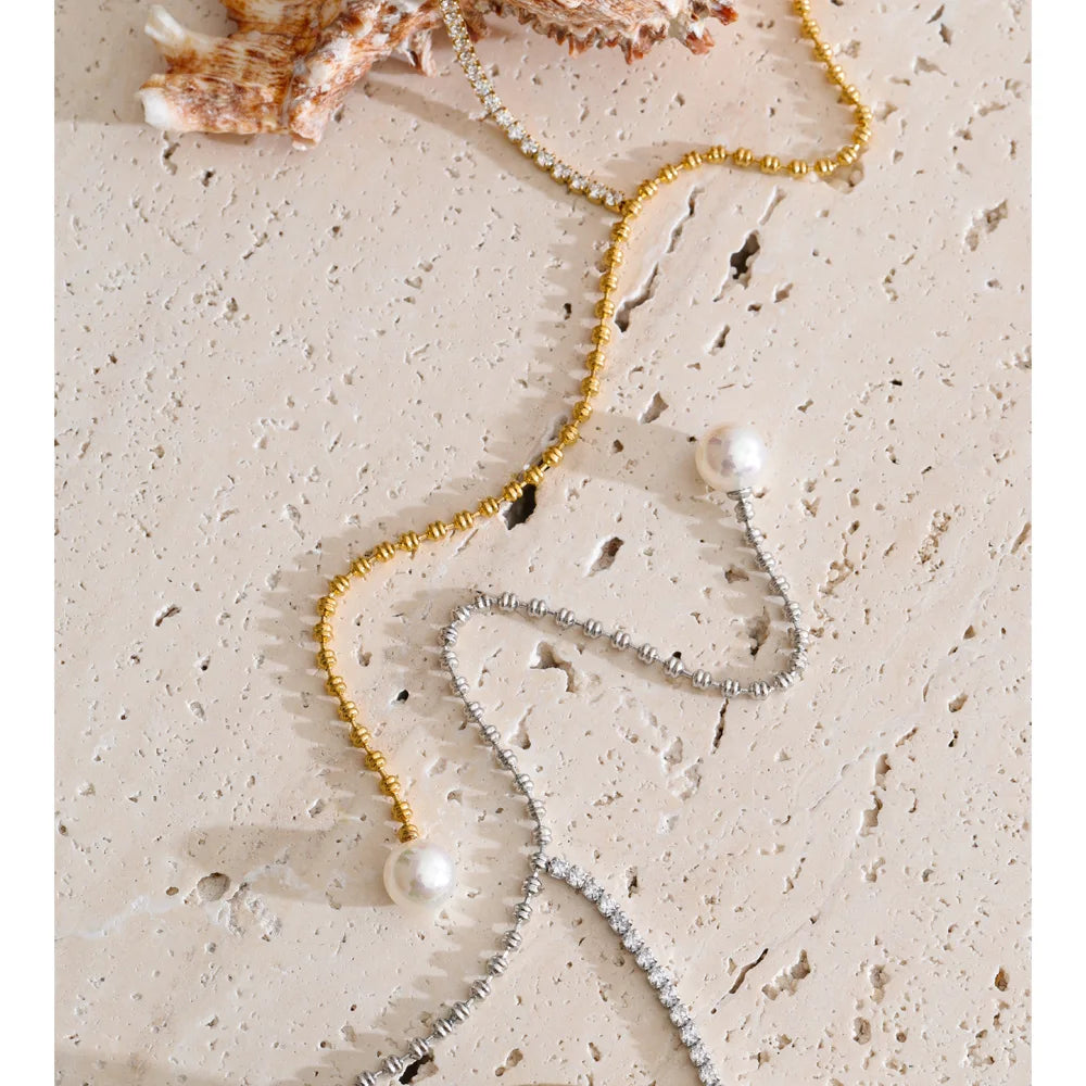 Cubic zirconia pearl geometric necklace in gold-plated stainless steel with pearl and cubic zirconia.