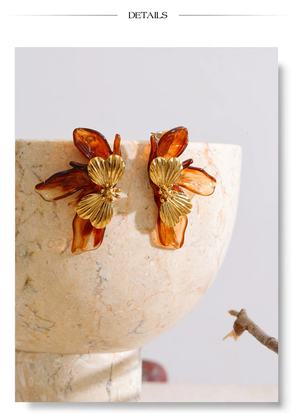Resin acrylic earrings in gold-plated stainless steel with resin and acrylic.
