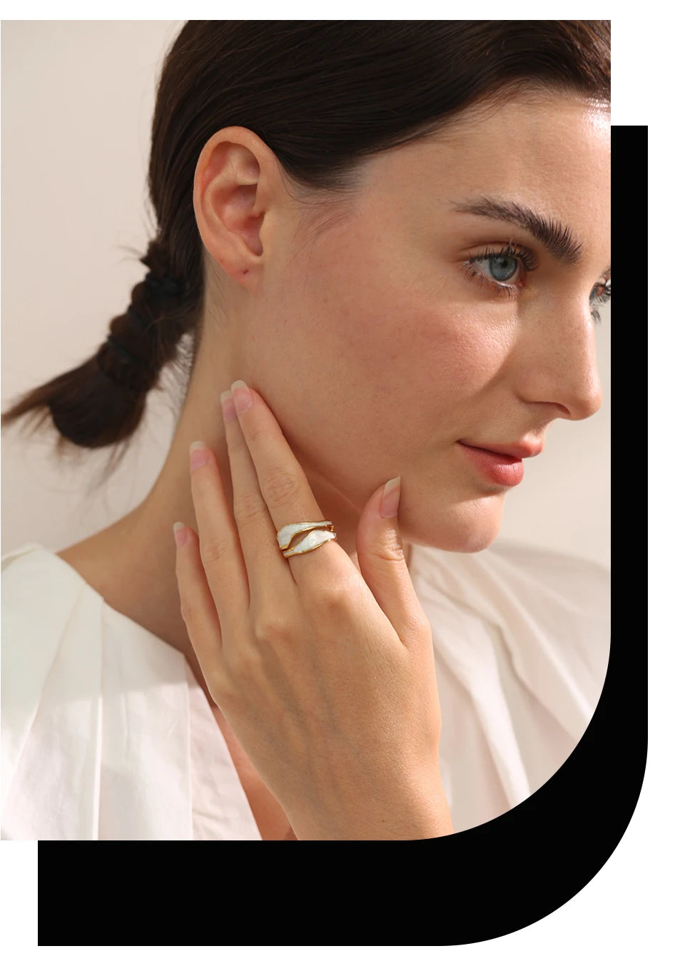 White enamel geometric ring in 18K gold-plated stainless steel with enamel.