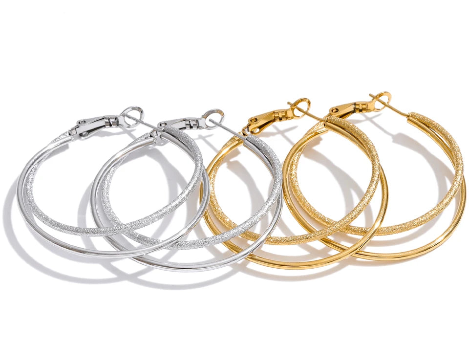 Geometric earrings in gold-plated stainless steel.