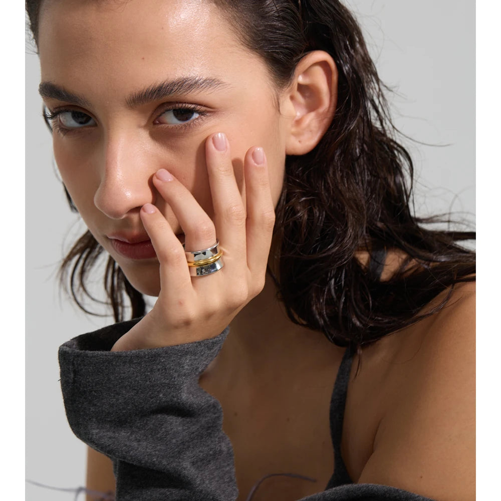 Minimalist geometric ring in 18K gold-plated stainless steel.