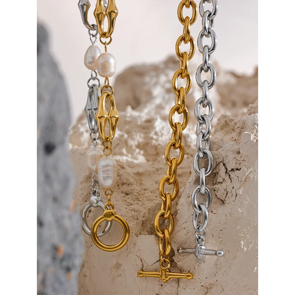 Freshwater pearl geometric chain necklace in gold-plated stainless steel with freshwater pearl.