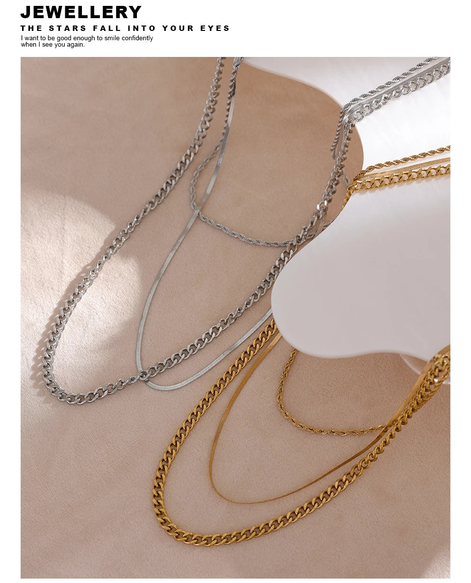 Geometric chain layered necklace in gold-plated stainless steel.