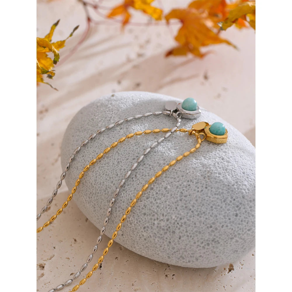 Natural stone geometric necklace in gold-plated stainless steel with natural stone.
