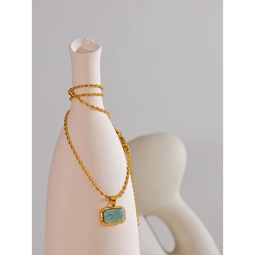 Natural stone geometric necklace in gold-plated stainless steel with natural stone.