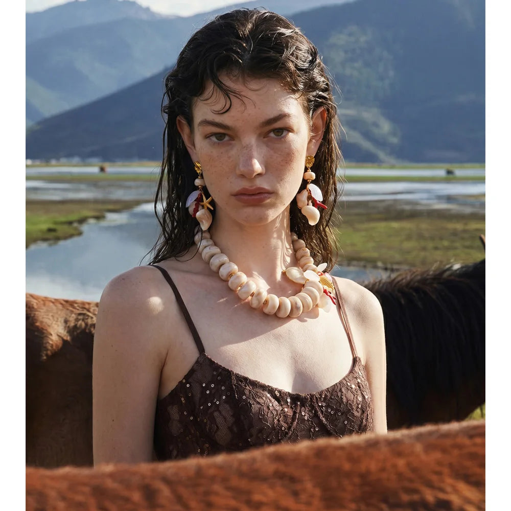 Shell resin star earrings in gold-plated stainless steel with shell and resin.