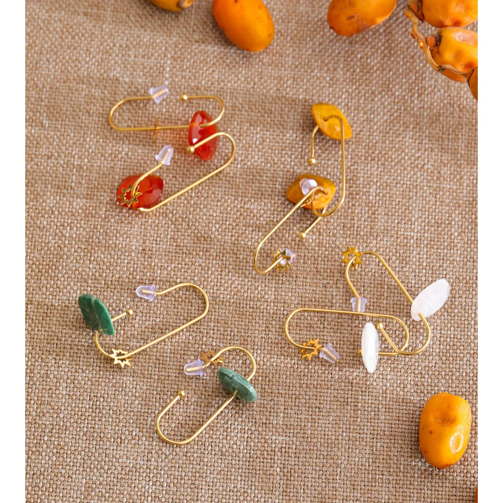 Natural stone geometric earrings in gold-plated stainless steel with natural stone.