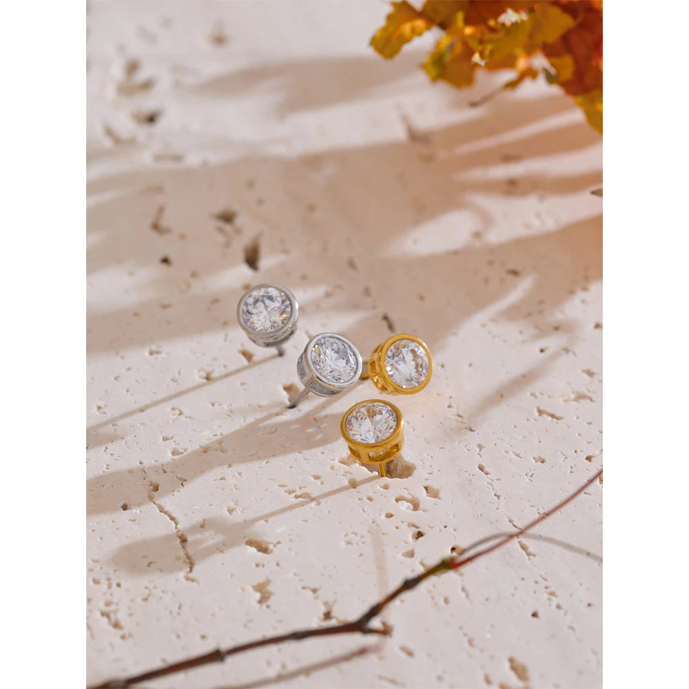 Cubic zirconia geometric earrings in gold-plated stainless steel with cubic zirconia.