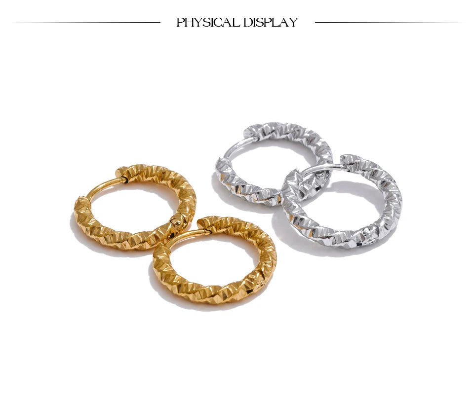 Geometric earrings in gold-plated stainless steel.