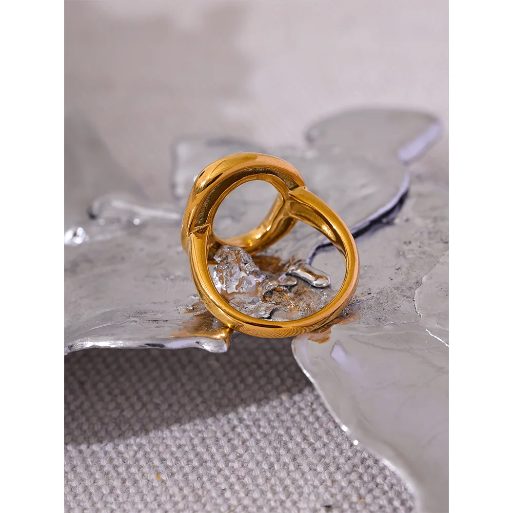 Minimalist geometric ring in 18K gold-plated stainless steel.