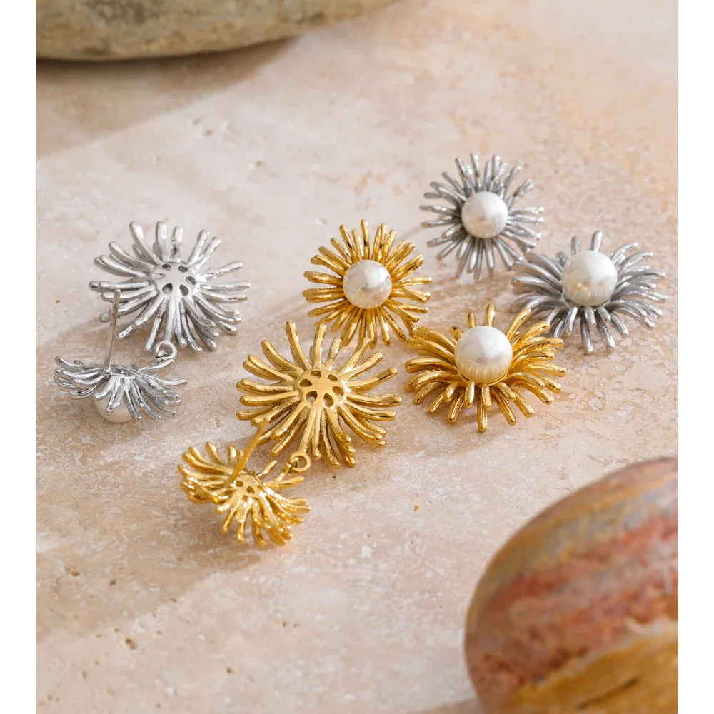 Pearl flower earrings in gold-plated stainless steel with pearl.