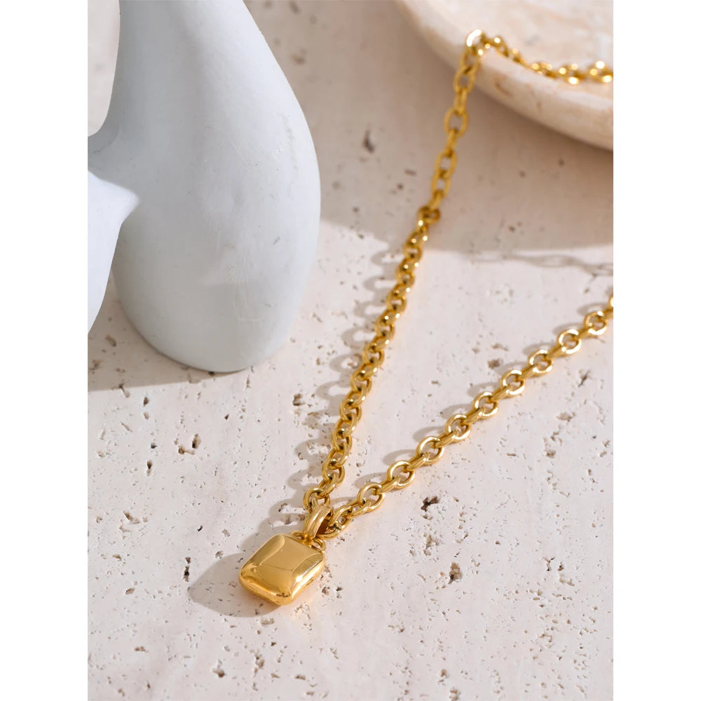 Geometric necklace in gold-plated stainless steel.
