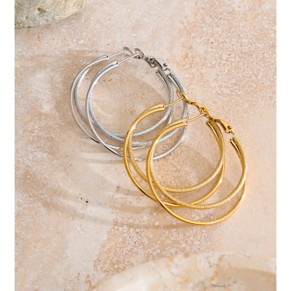 Geometric earrings in gold-plated stainless steel.