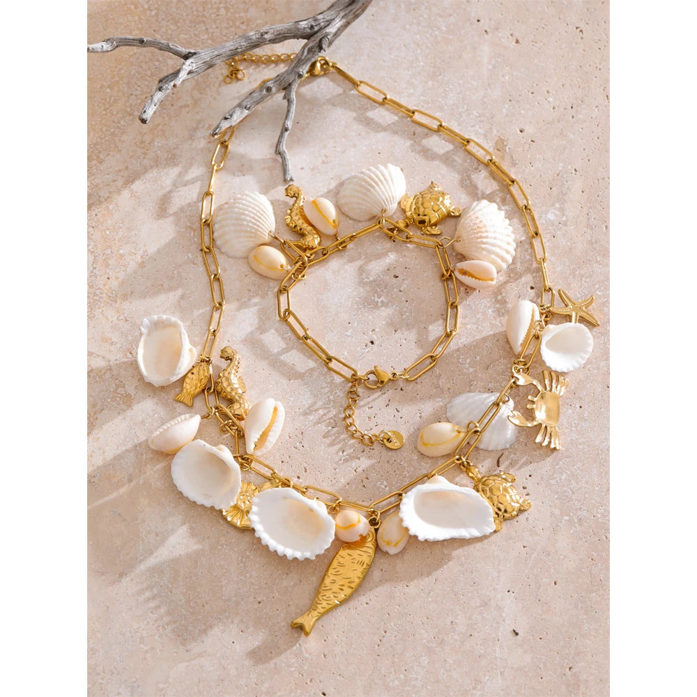 Shell geometric necklace in gold-plated stainless steel with shell.