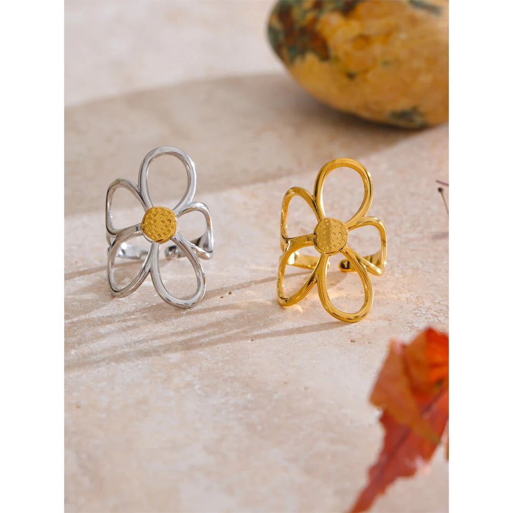 Flower ring in gold-plated stainless steel.