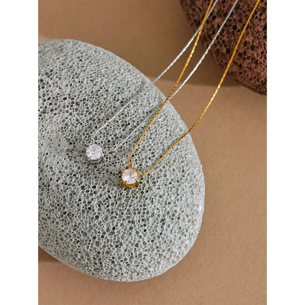 Cubic zirconia geometric necklace in gold-plated stainless steel with cubic zirconia.