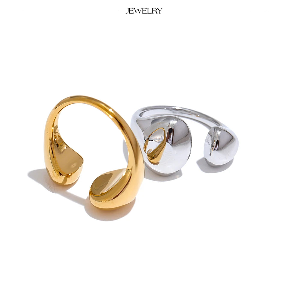 Minimalist geometric ring in gold-plated stainless steel.