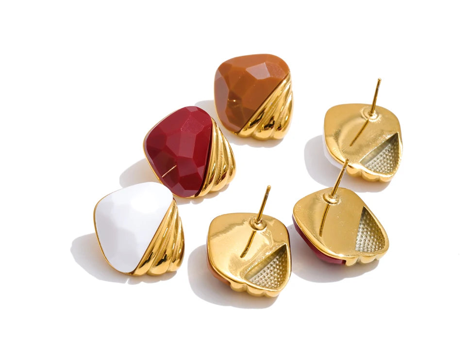 Resin acrylic geometric earrings in gold-plated stainless steel with resin and acrylic.