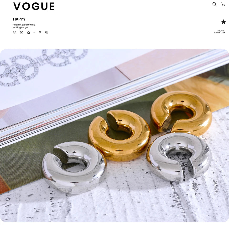 Geometric earrings in gold-plated stainless steel.