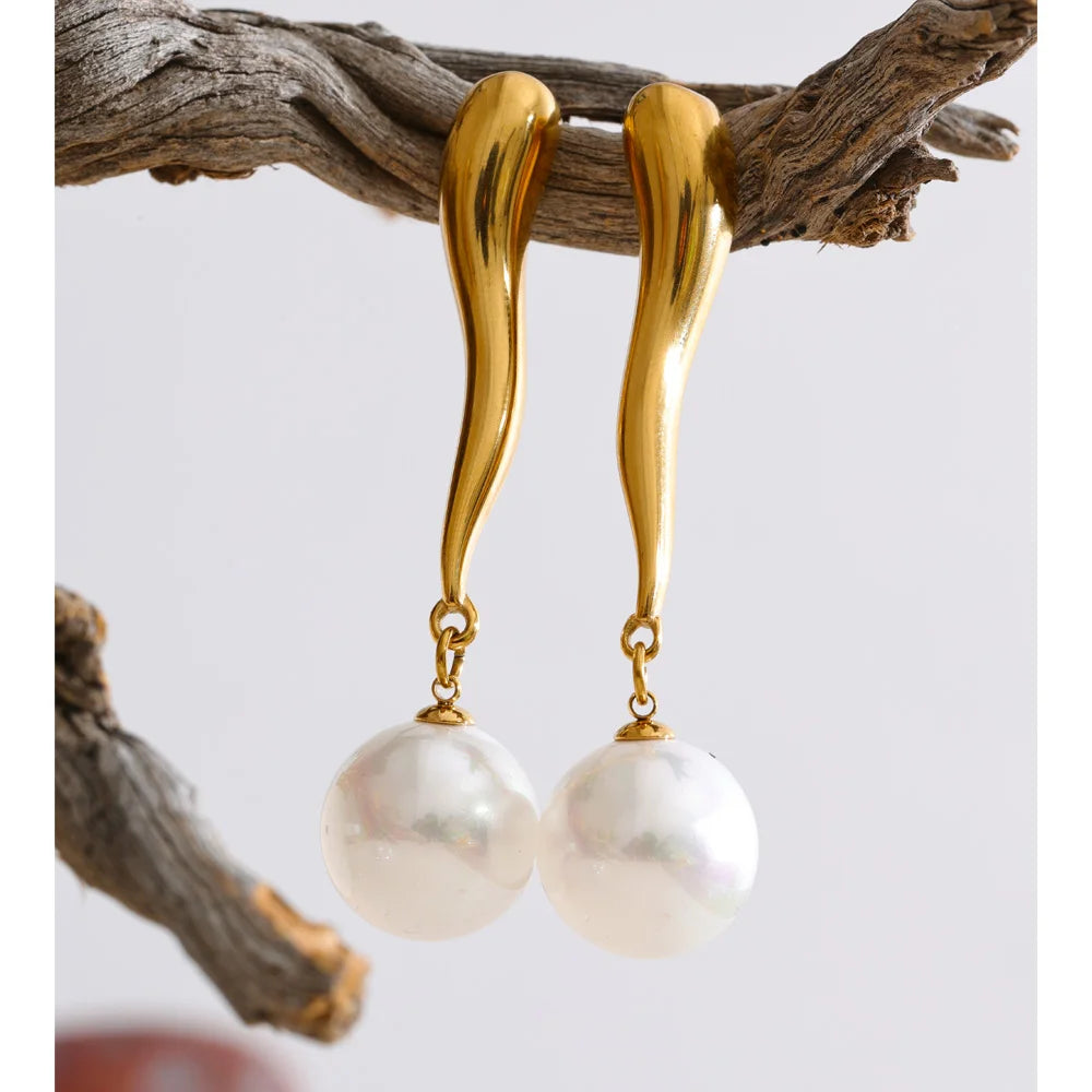 Pearl geometric earrings in gold-plated stainless steel with pearl.