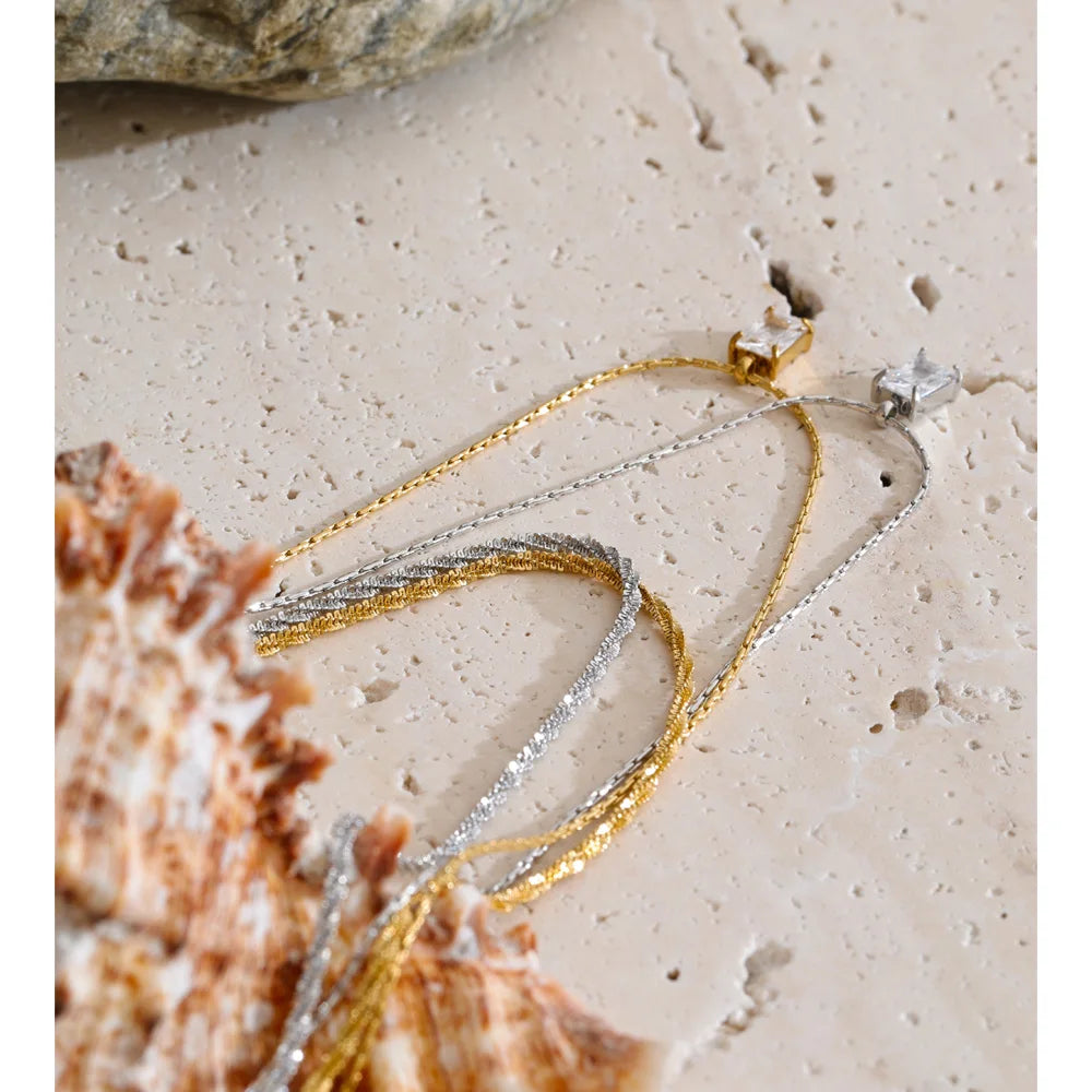 Cubic zirconia geometric chain necklace in gold-plated stainless steel with cubic zirconia.