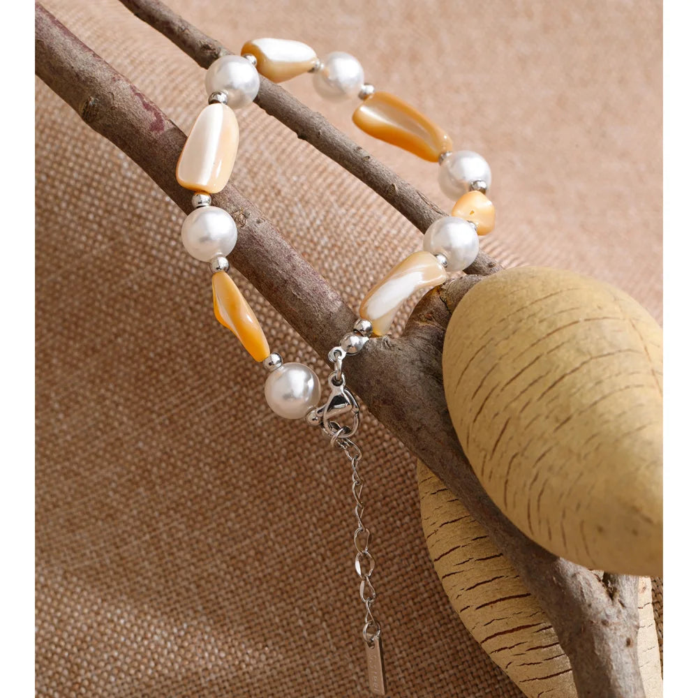 Pearl resin beaded necklace in gold-plated stainless steel with pearl and resin.