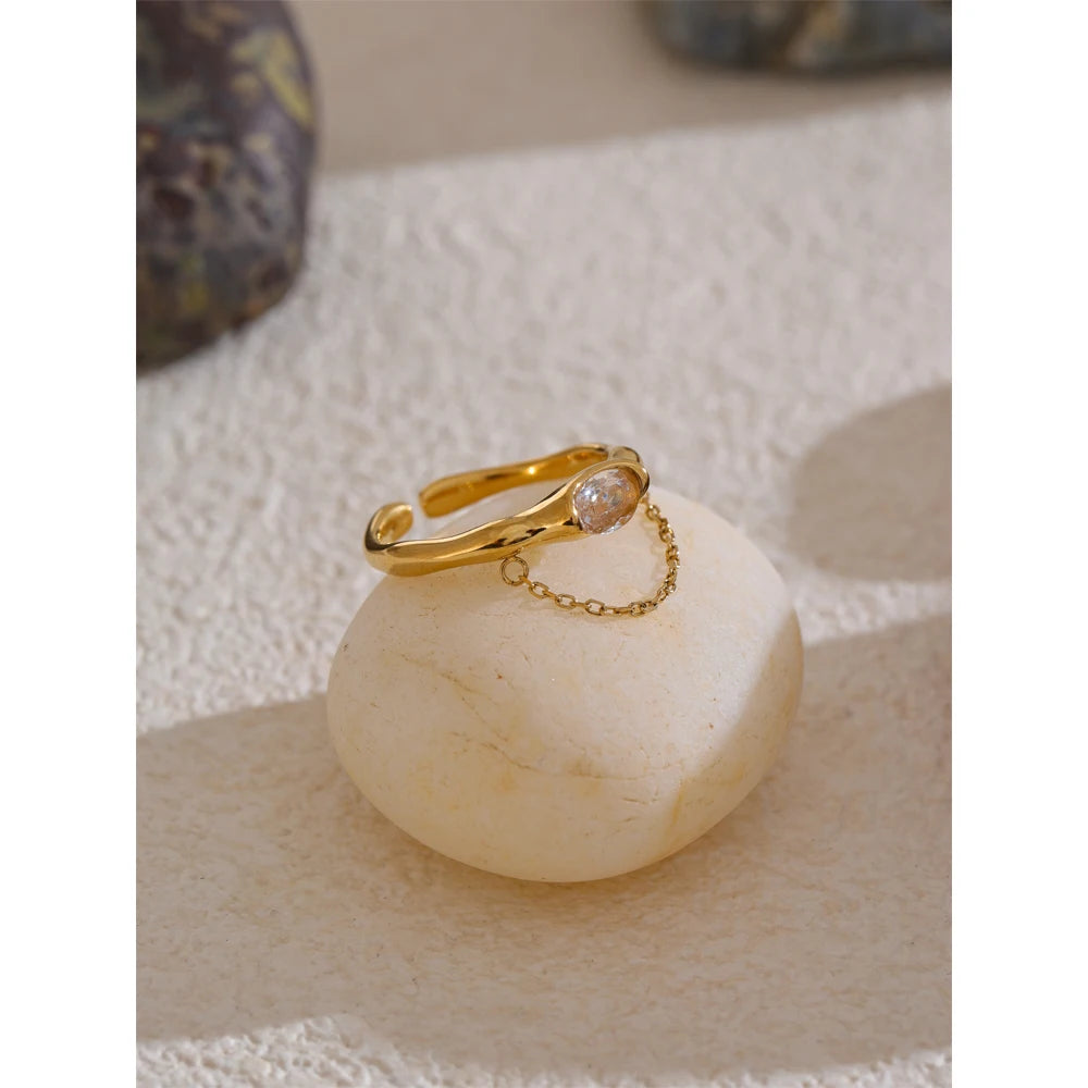 Cubic zirconia geometric chain ring in 18K gold-plated stainless steel with cubic zirconia.